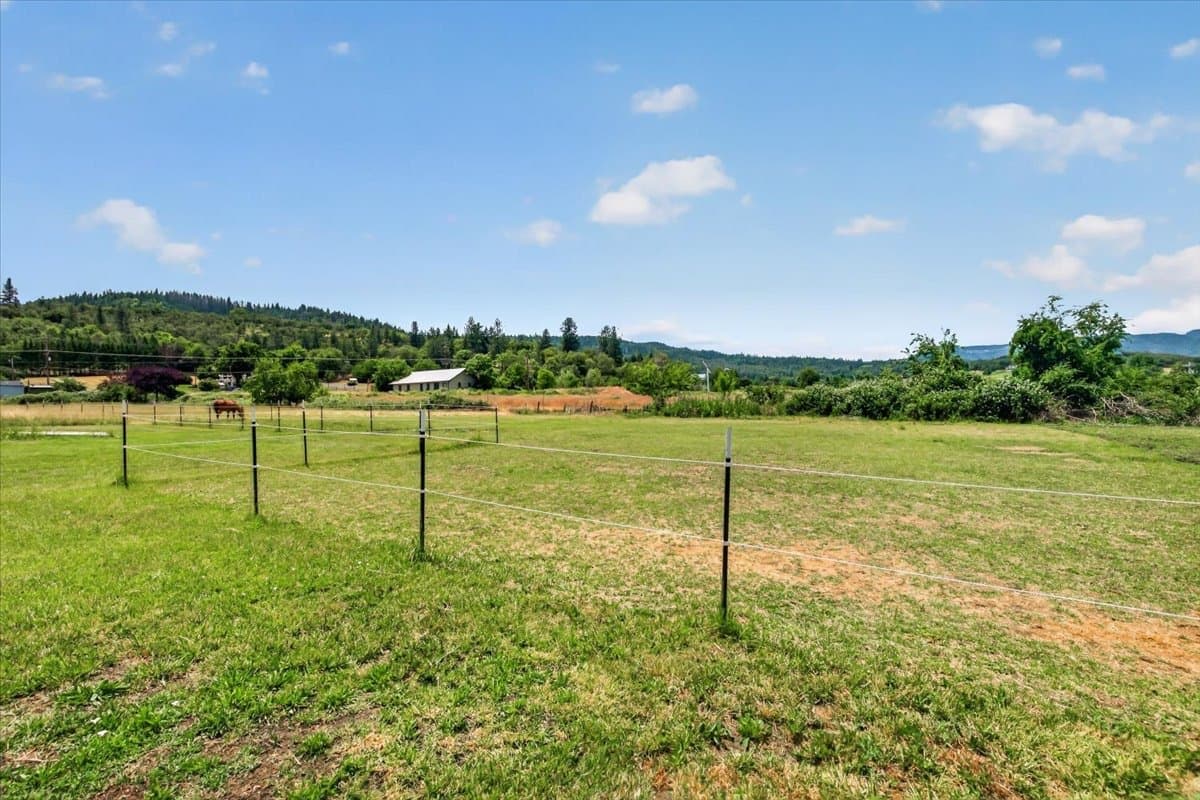 Medford House: 1760 Minear Rd