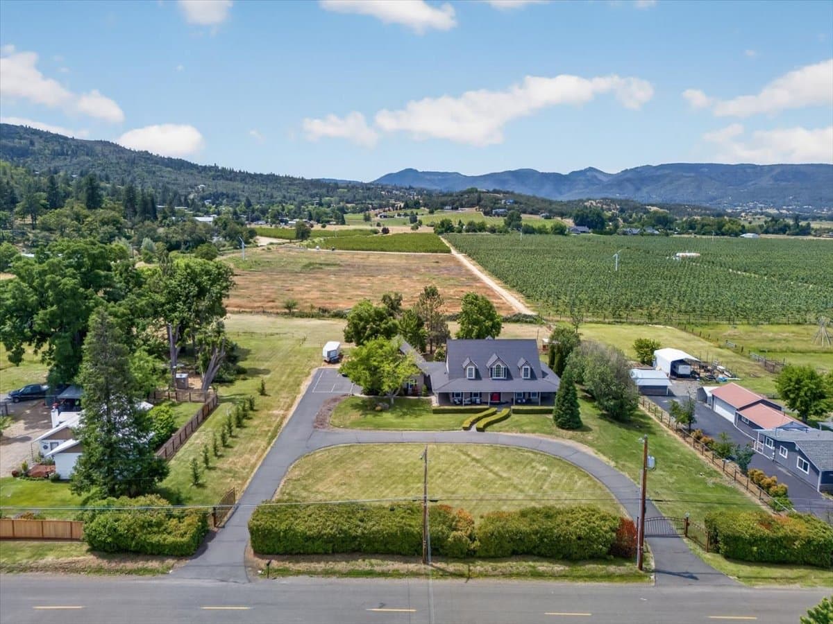 Medford House: 1760 Minear Rd