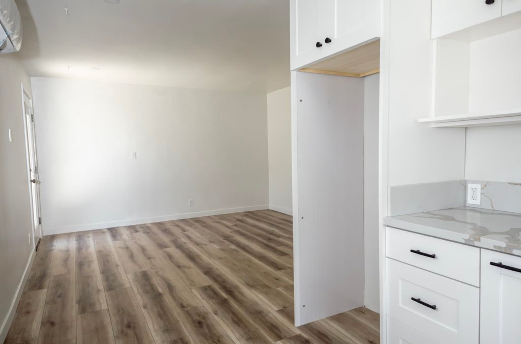 Los Angeles Apartment: 439 S Evergreen Ave