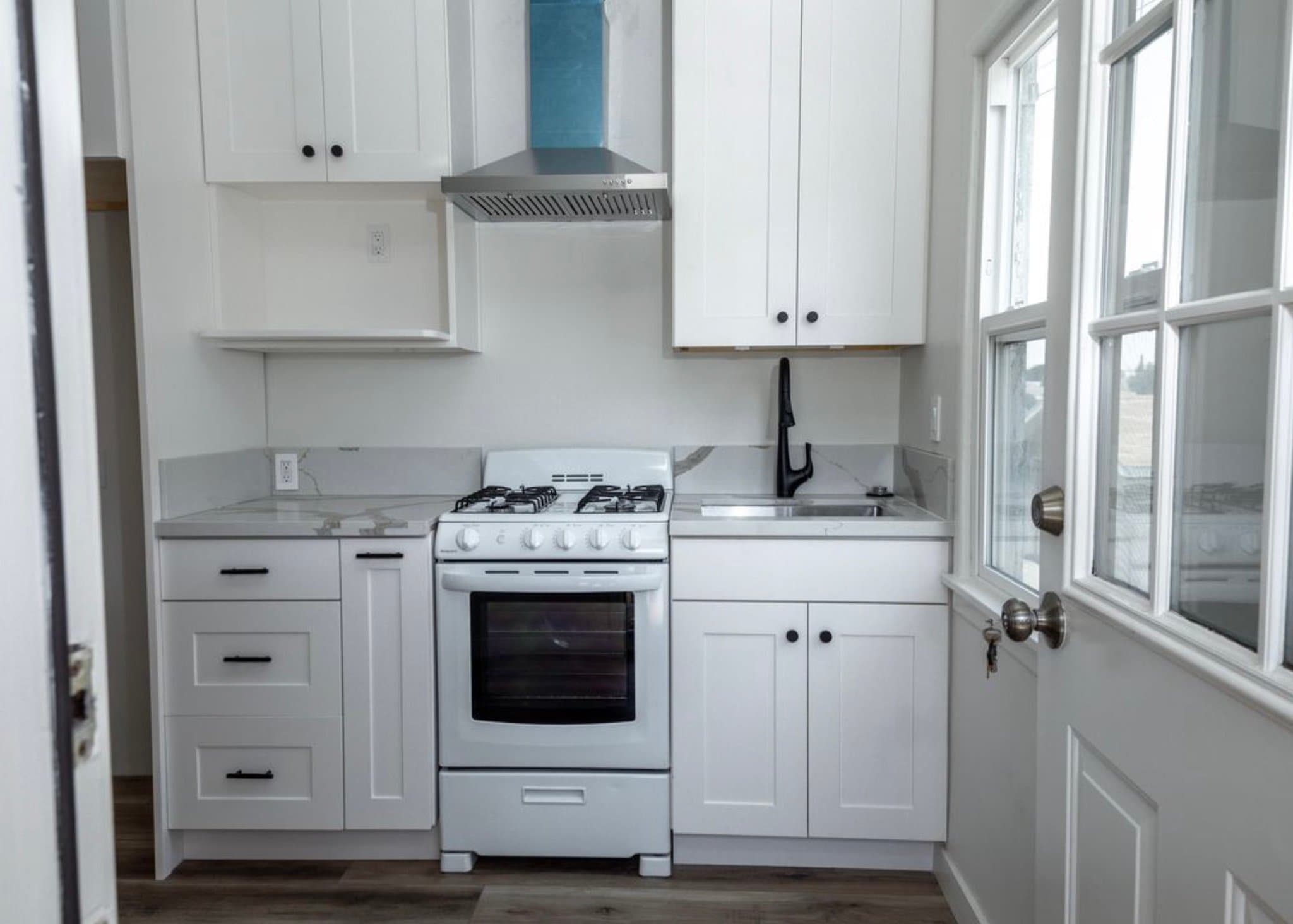Los Angeles Apartment: 439 S Evergreen Ave