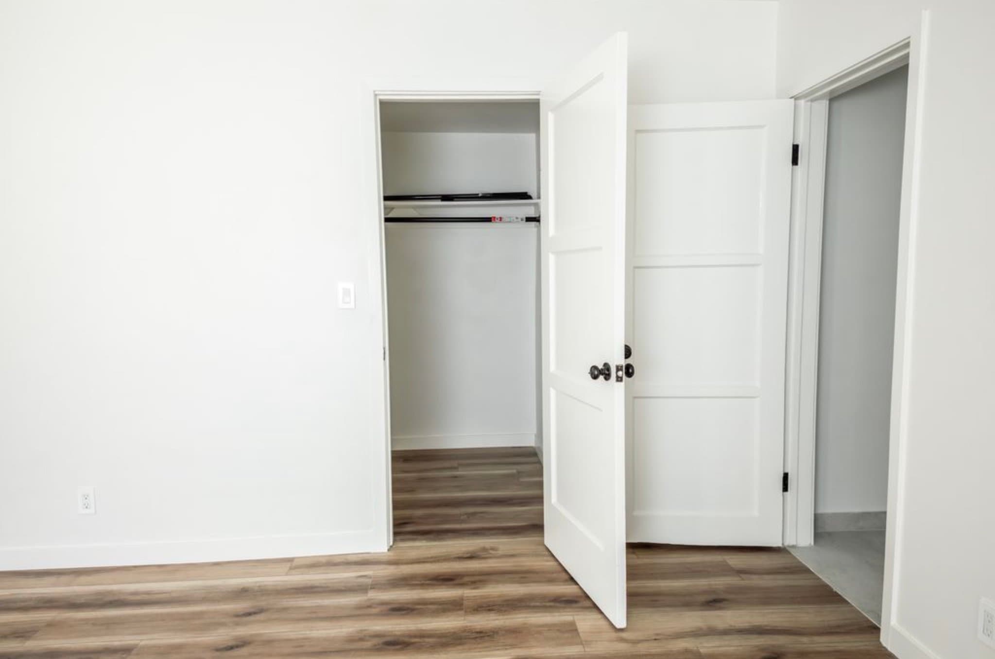 Los Angeles Apartment: 439 S Evergreen Ave
