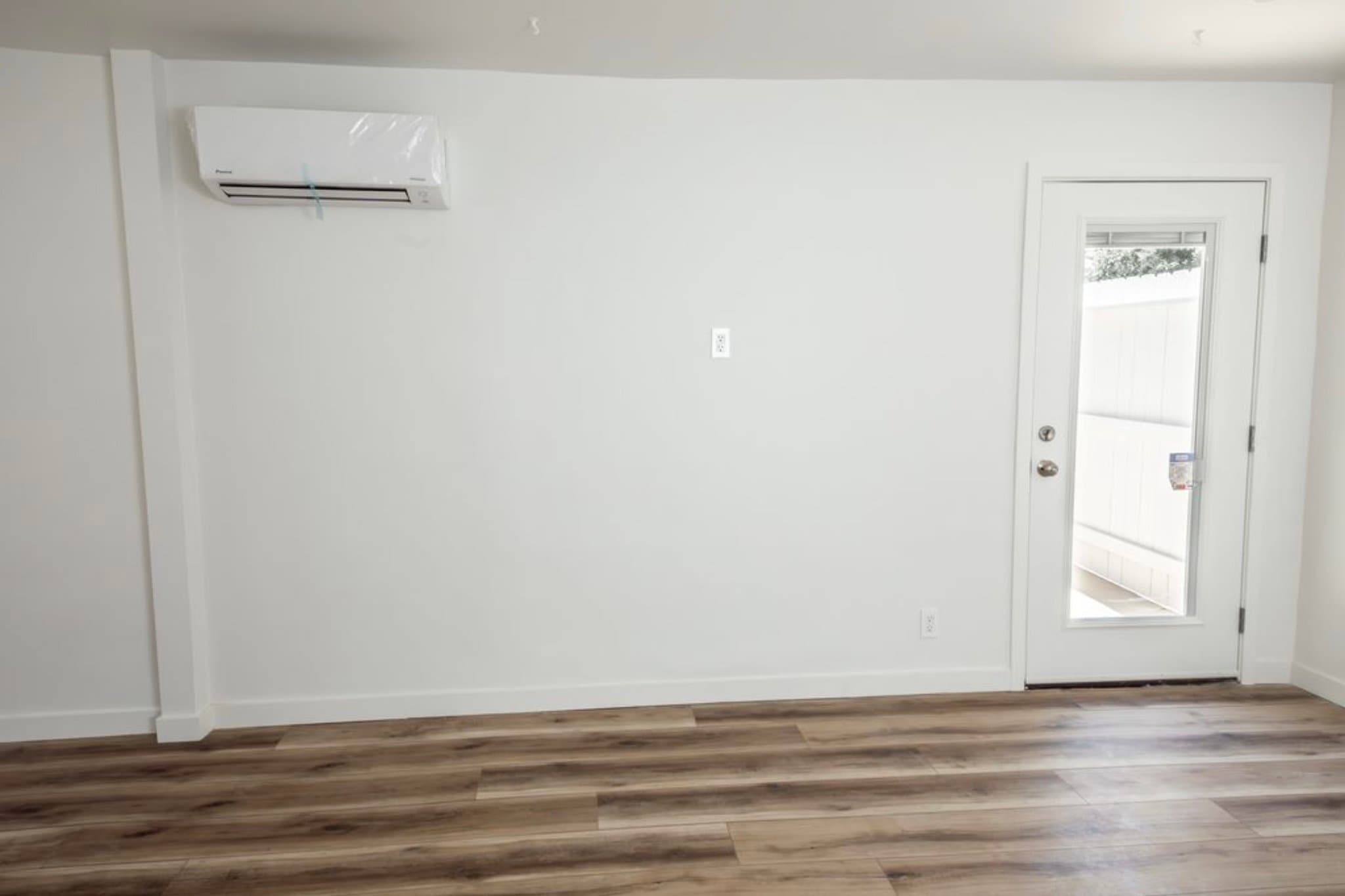 Los Angeles Apartment: 439 S Evergreen Ave