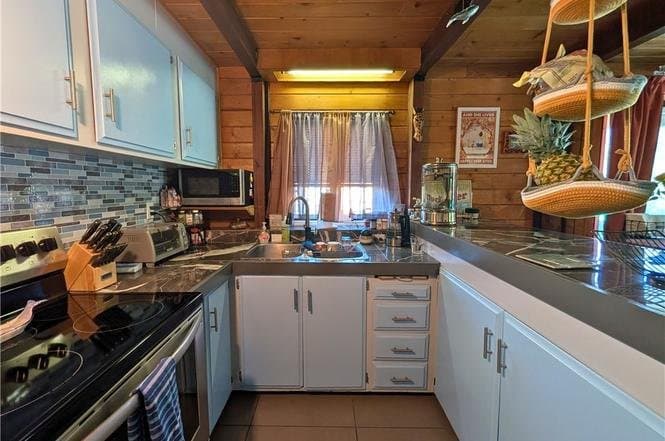 Pine Mountain Club House: 16505 Oakwood Way