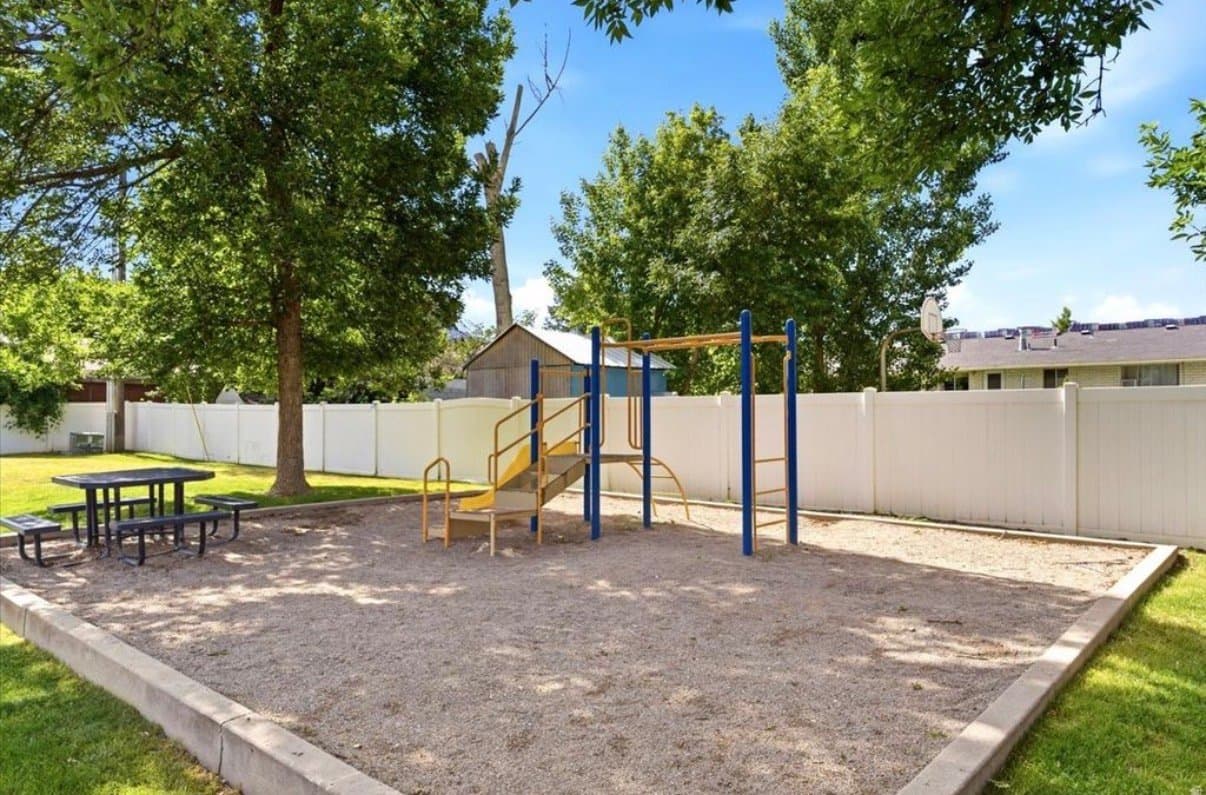 Bountiful Townhome: 80 Peregrine Ln