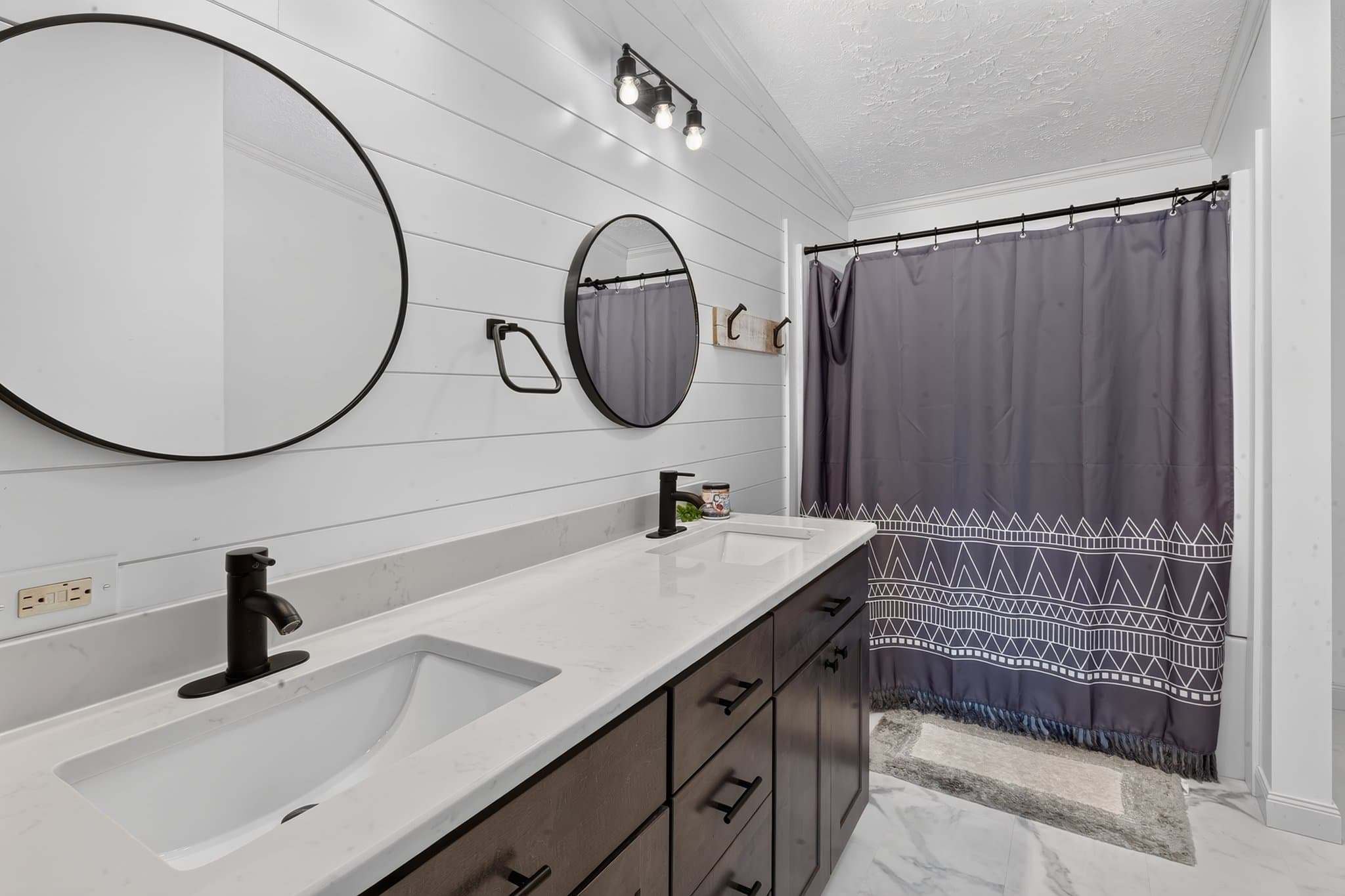 Laurel House: 18235 Little Hill Road