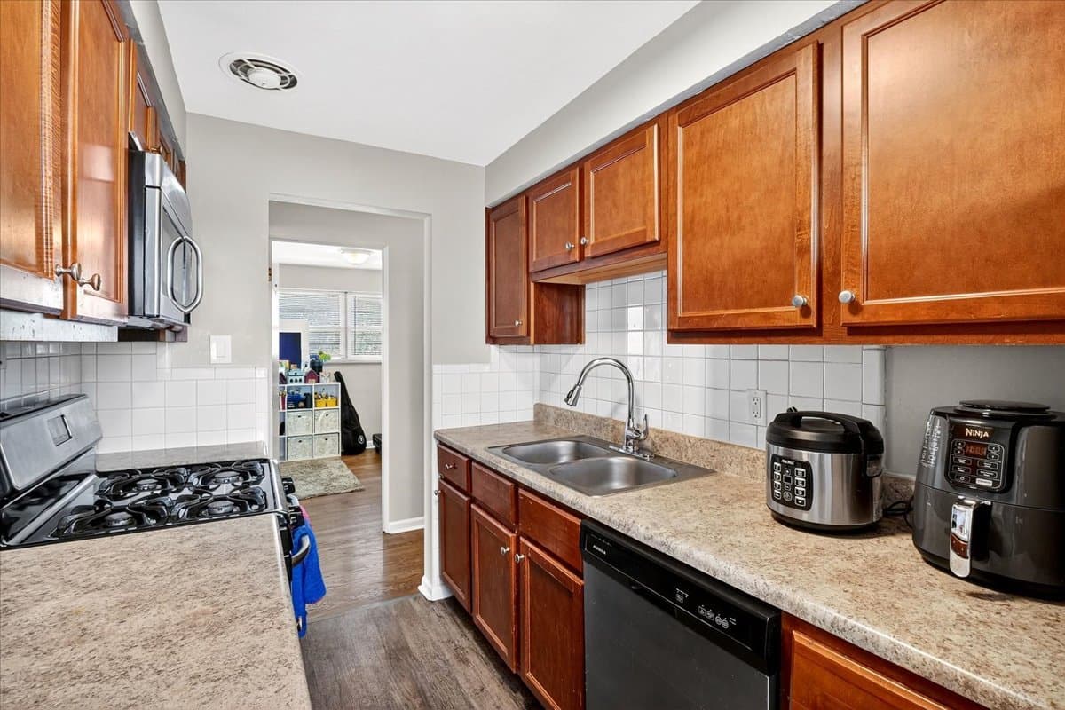 Brentwood House: 8106 Fawn Ave