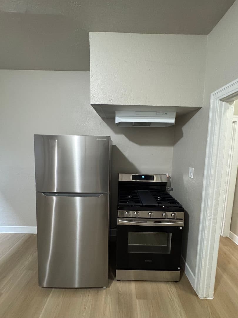 Los Angeles Apartment: 811 W.43 Street