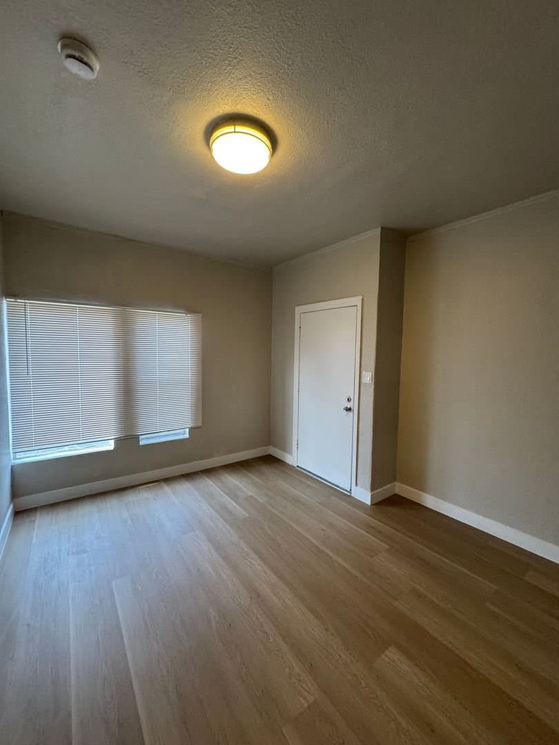 Los Angeles Apartment: 811 W.43 Street