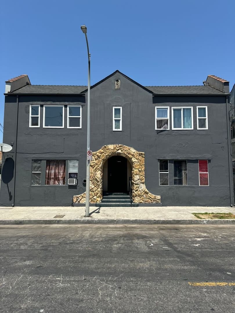 Los Angeles Apartment: 811 W.43 Street