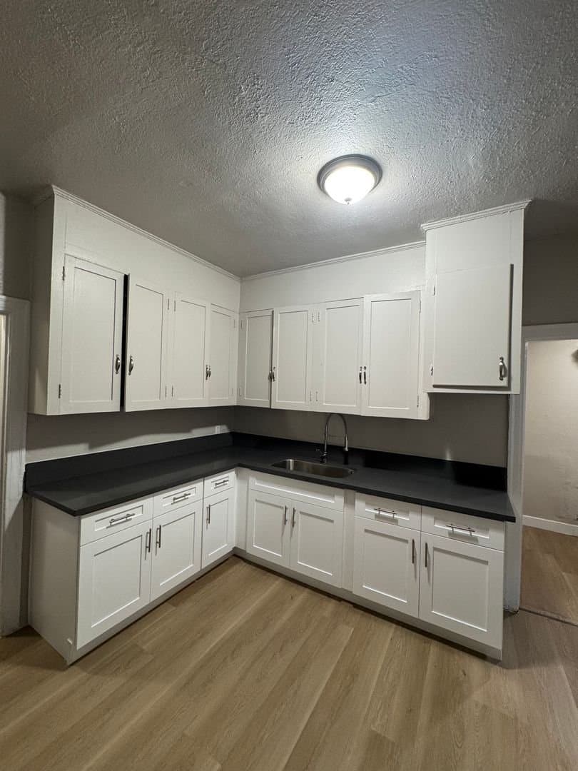 Los Angeles Apartment: 811 W.43 Street