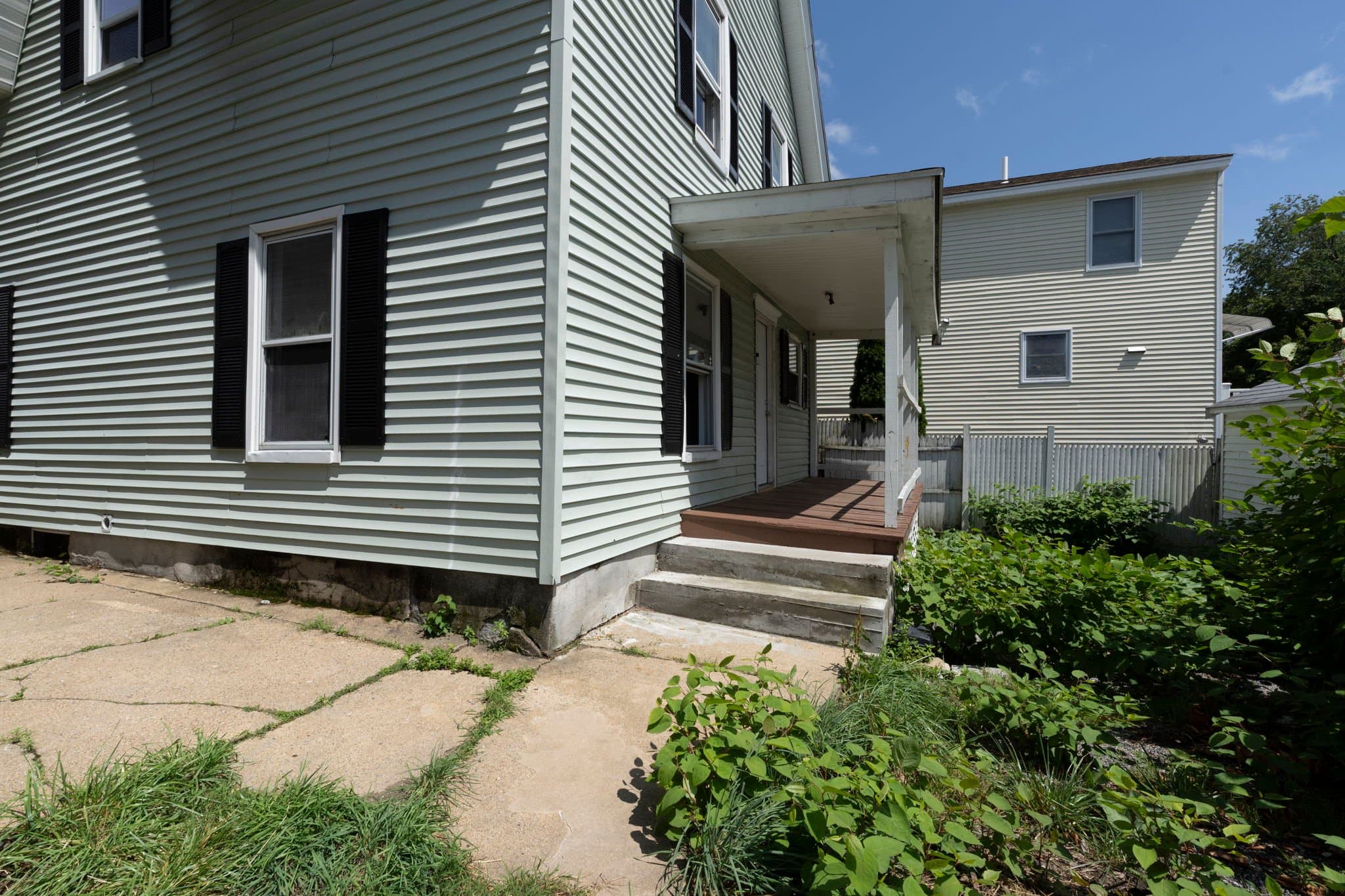 Manchester House: 571 Amherst St