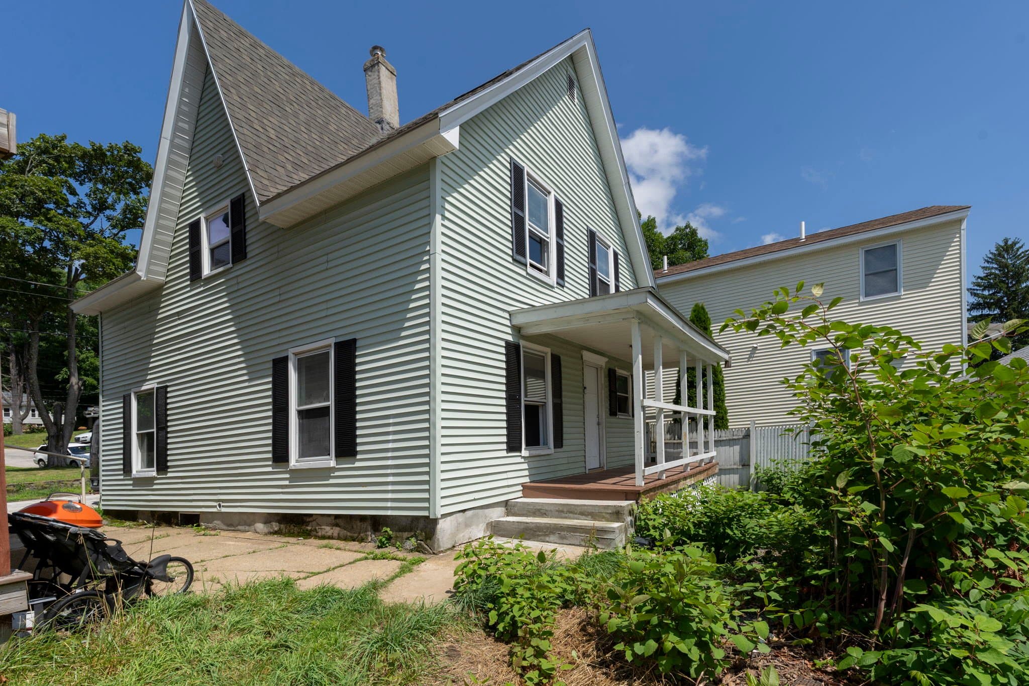 Manchester House: 571 Amherst St
