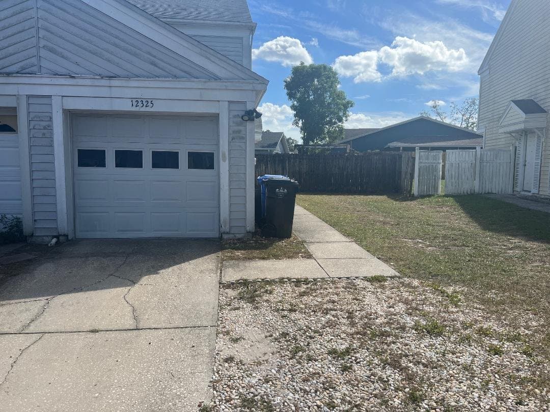 TAMPA Townhome: 12325 VILLAGER COURT