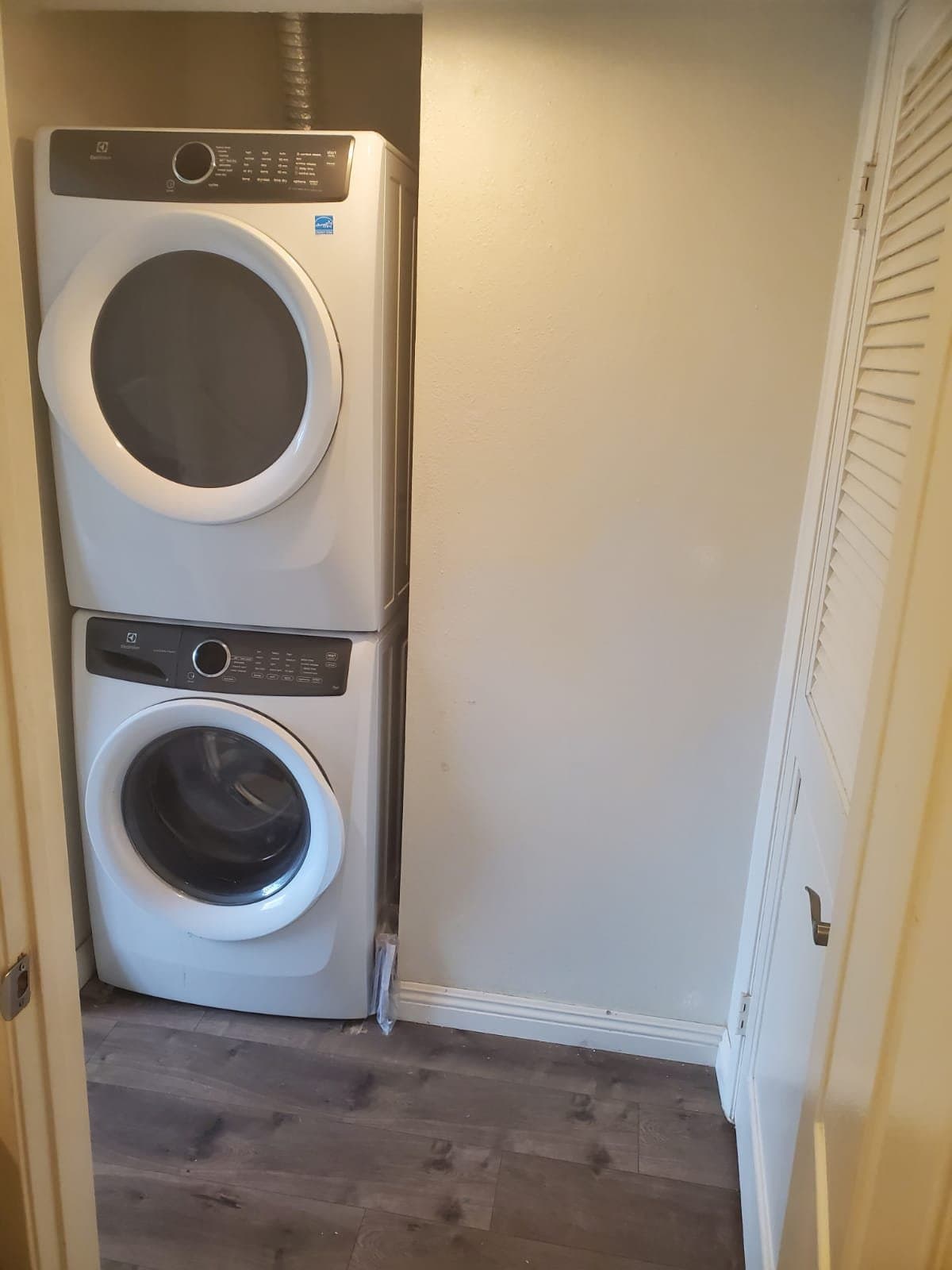 Sherman Oaks Apartment: 14615 Burbank Blvd #202B