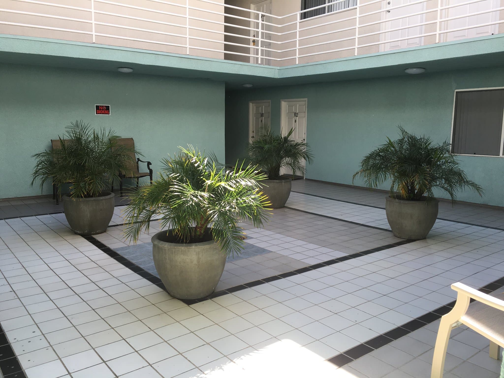 Sherman Oaks Apartment: 14615 Burbank Blvd #202B