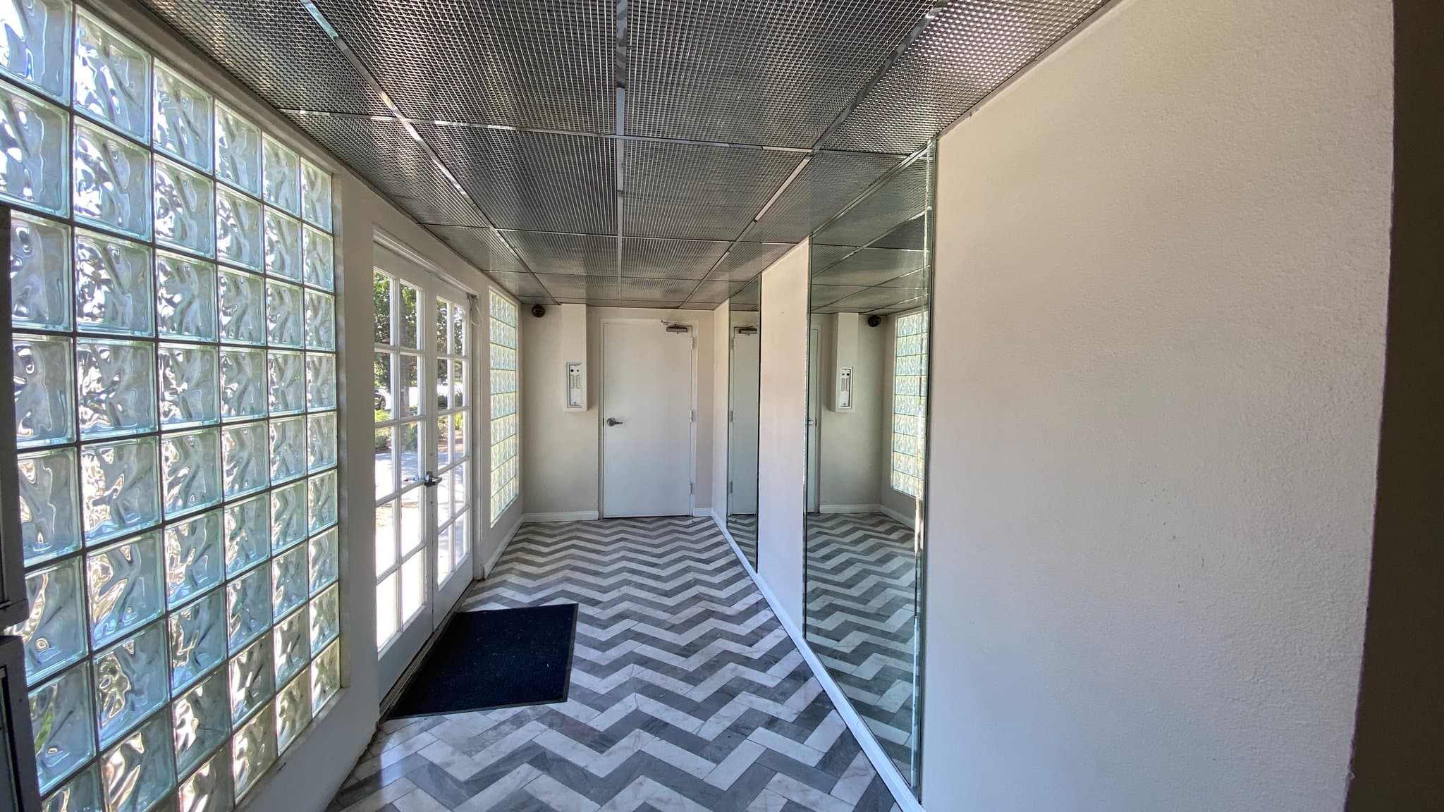 Sherman Oaks Apartment: 14615 Burbank Blvd #202B