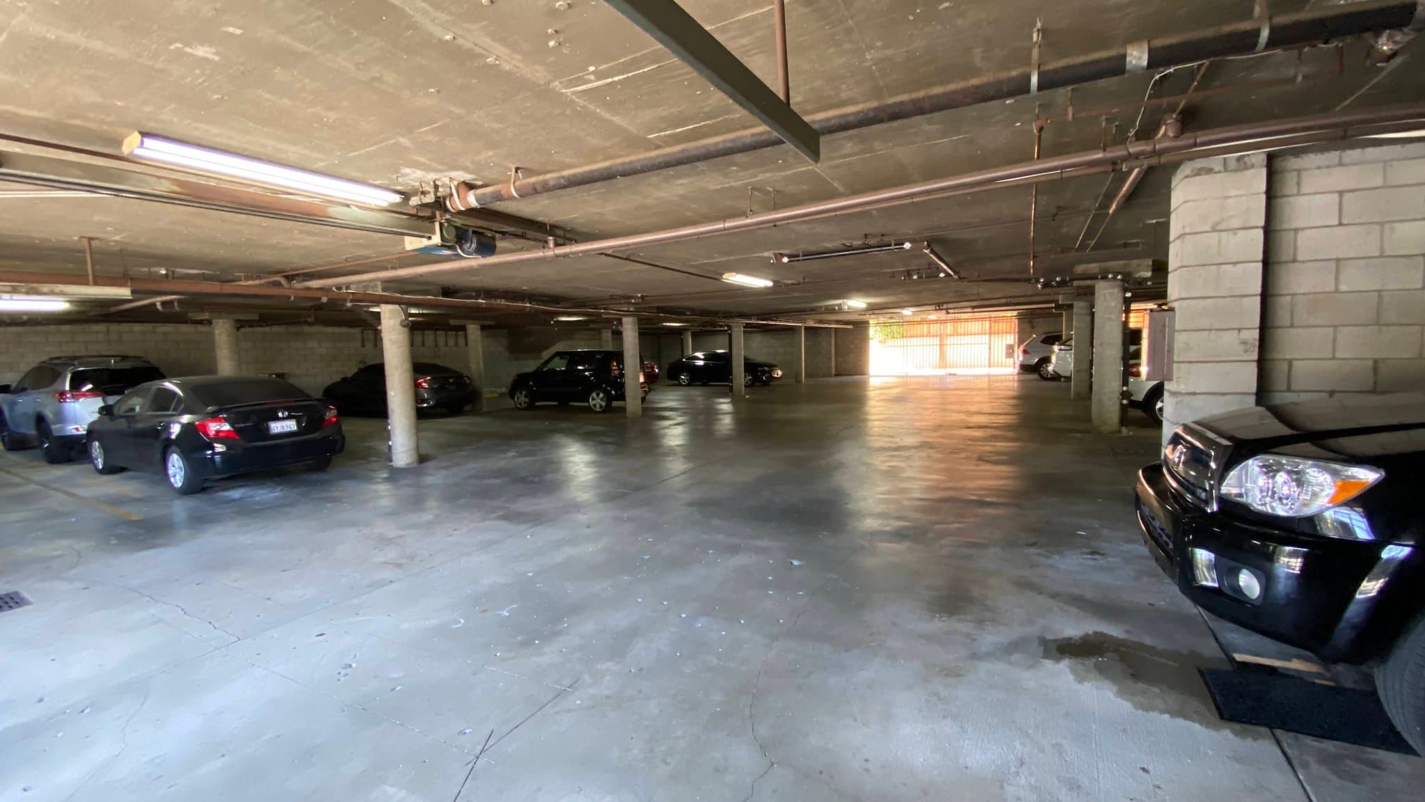 Sherman Oaks Apartment: 14615 Burbank Blvd #202B