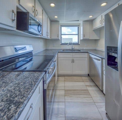 Lantana Condo: 890 N FEDERAL Highway 412