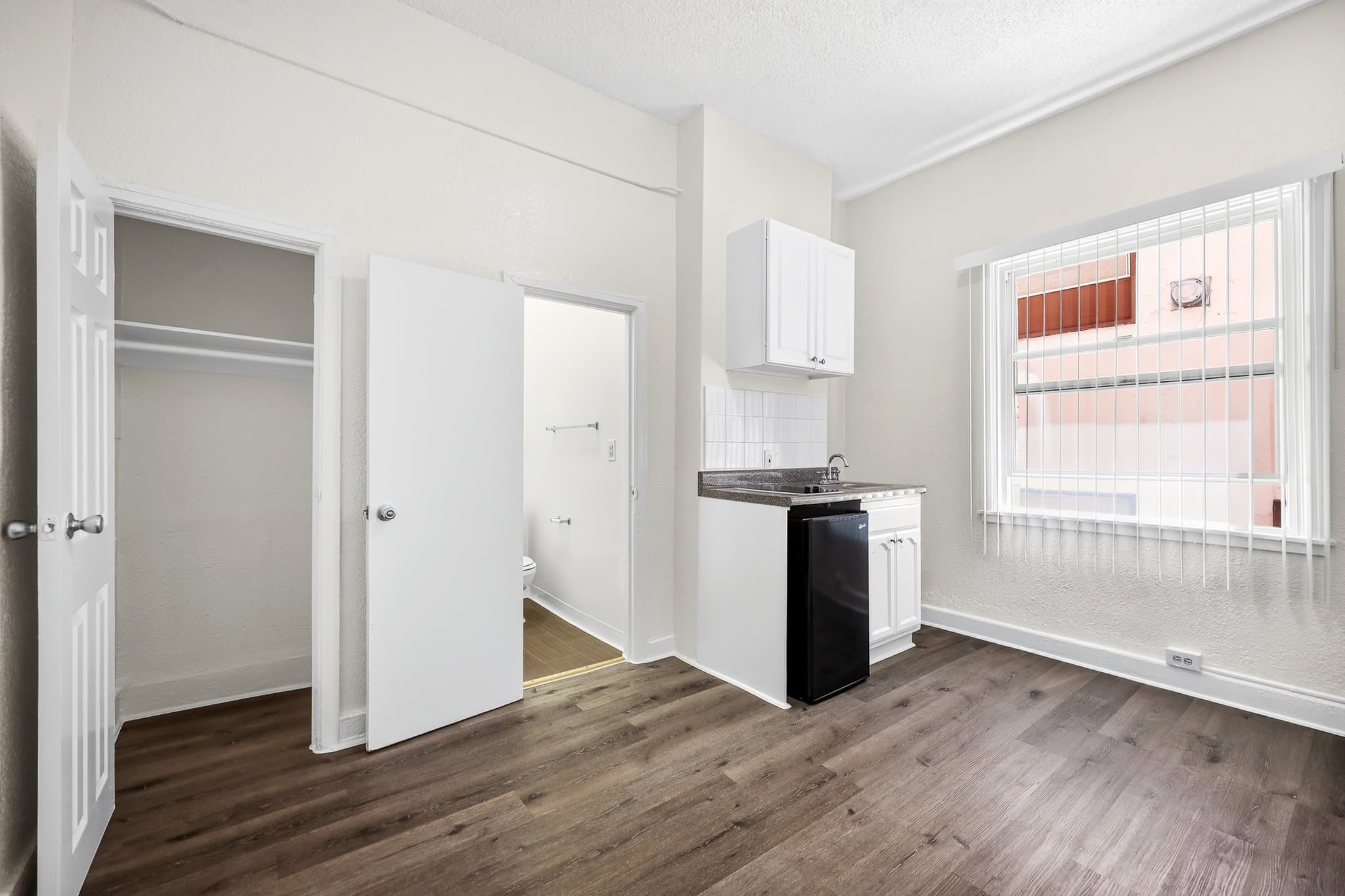 Los Angeles Apartment: 729 S Union Ave