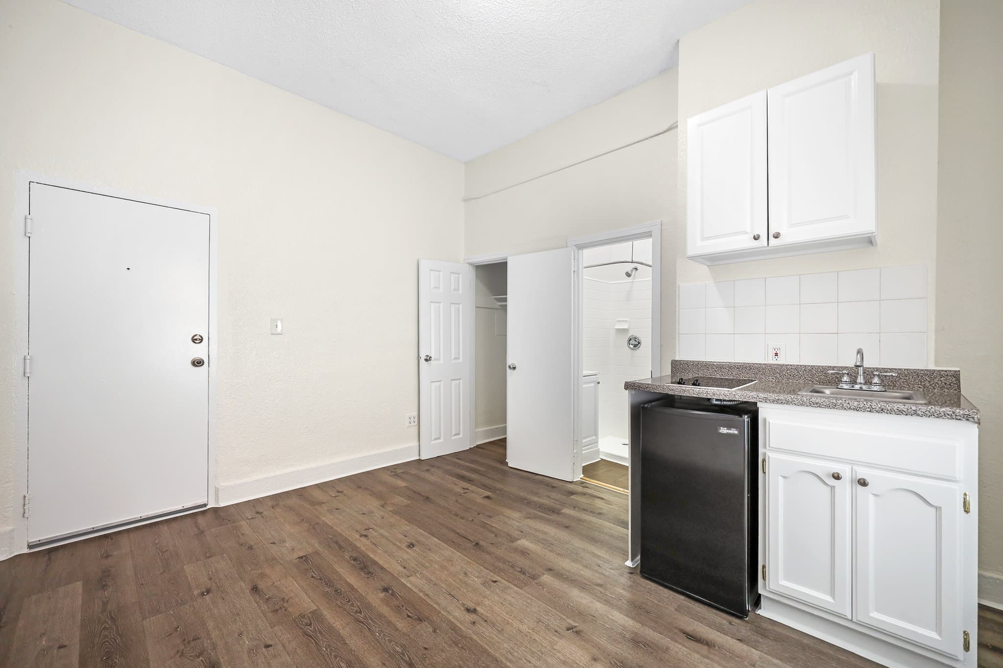 Los Angeles Apartment: 729 S Union Ave