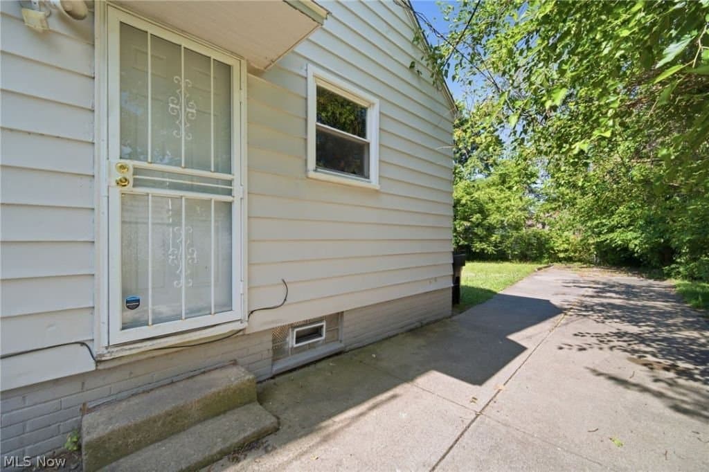 CLEVELAND House: 4064 E 155 ST