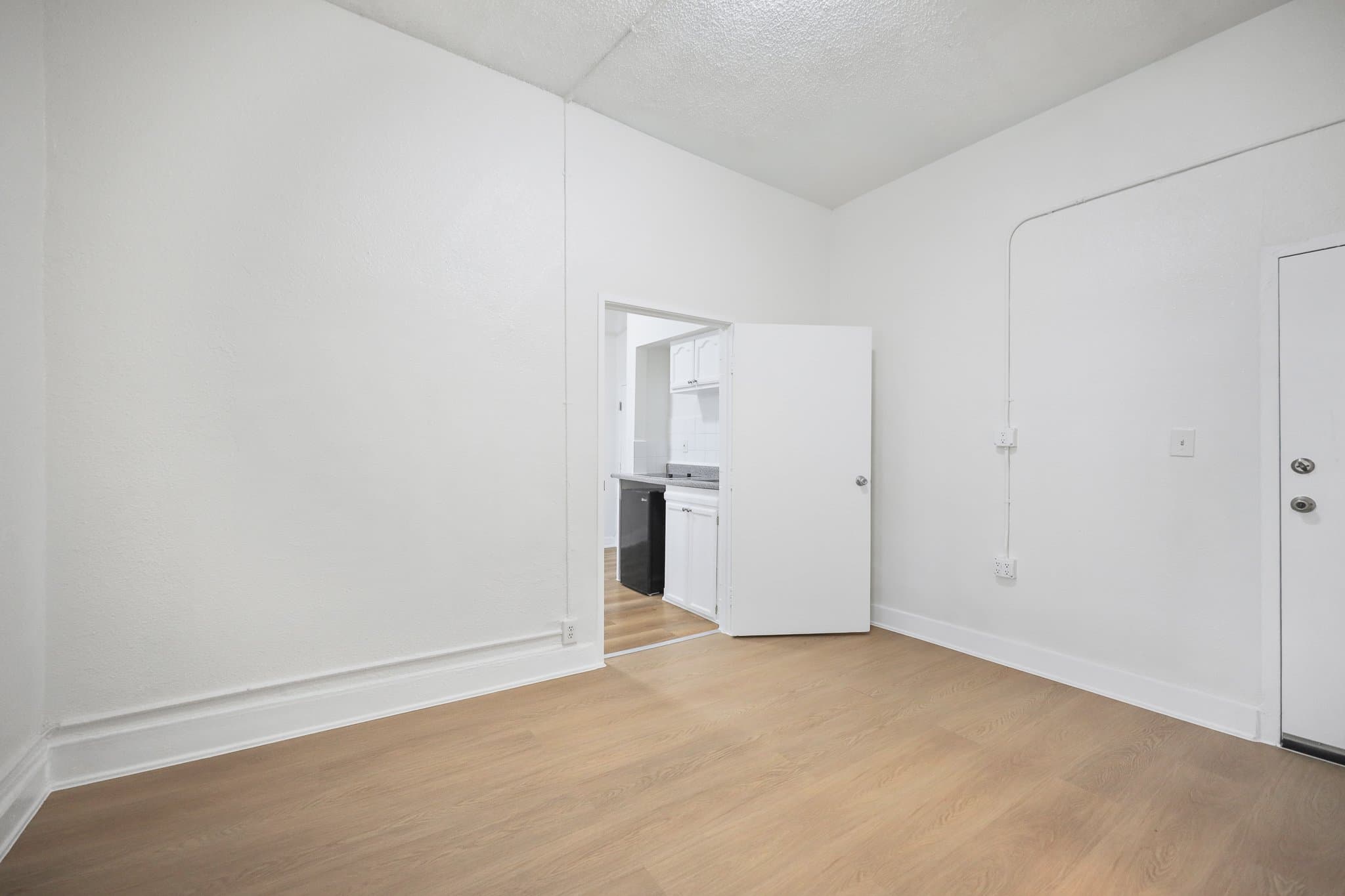 Los Angeles Apartment: 729 S Union Ave