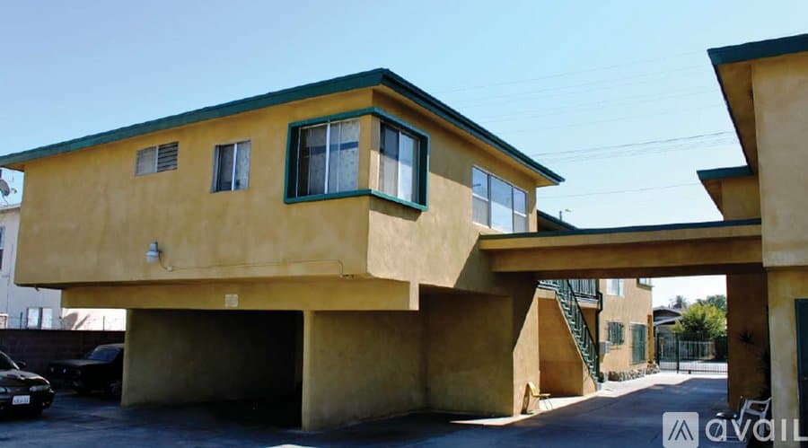 Los Angeles Apartment: 1935 Obama Blvd #4