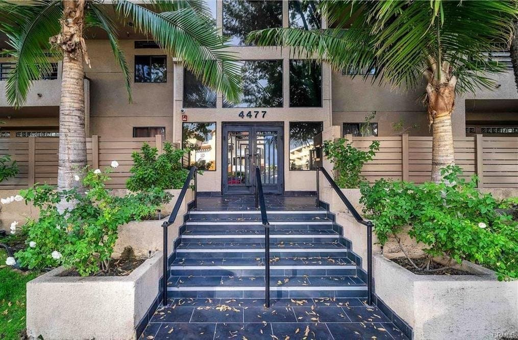 Los Angeles Townhome: 4477 Woodman Ave