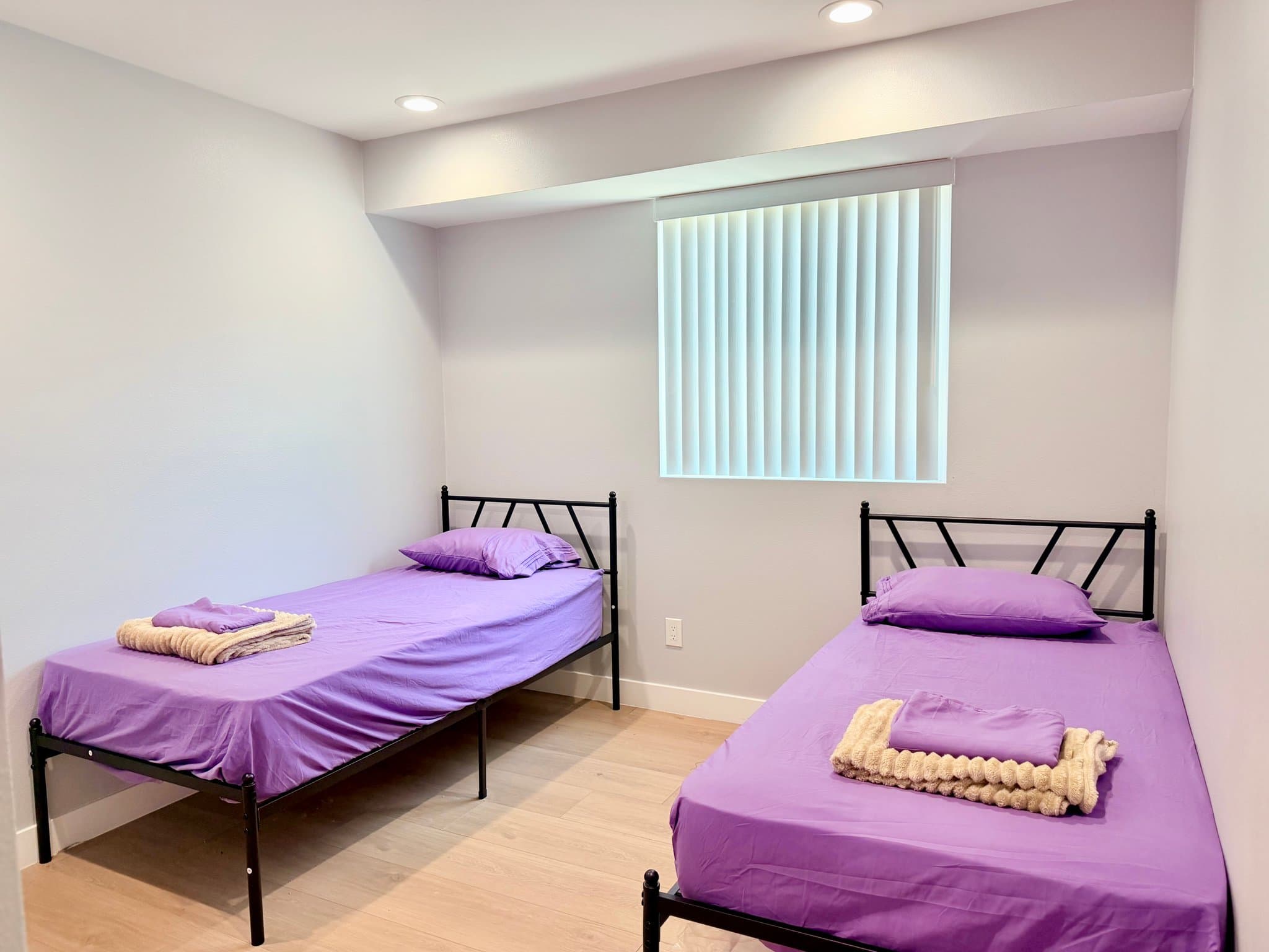 Los Angeles Single Room: 1265 E Adams Boulvedard