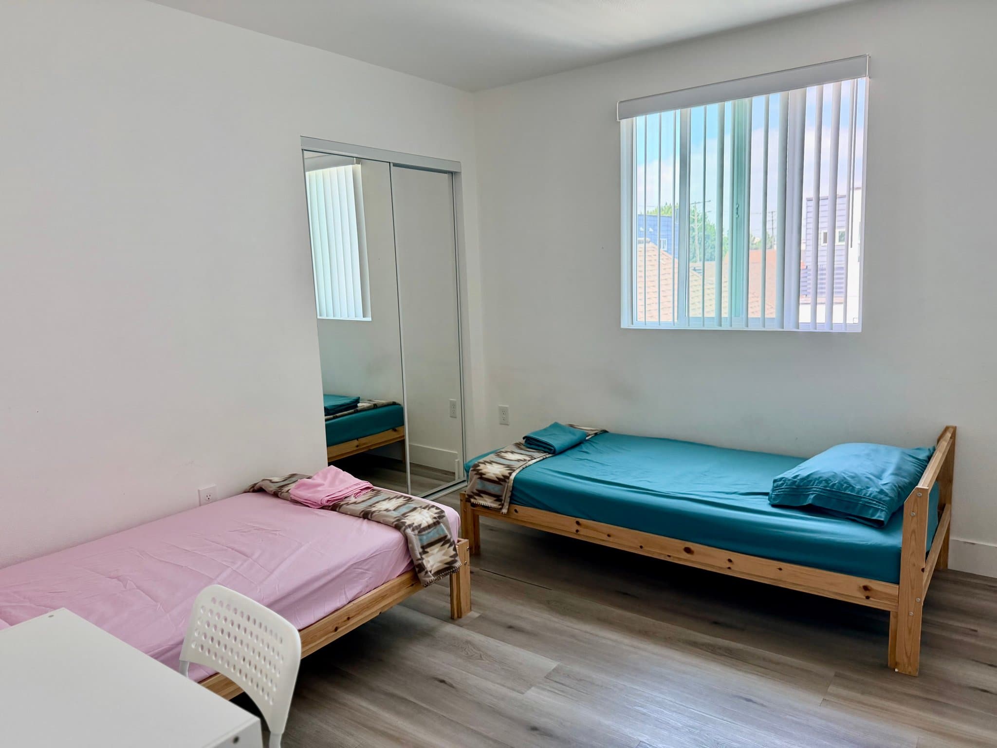 Los Angeles Single Room: 215 E 29th Street