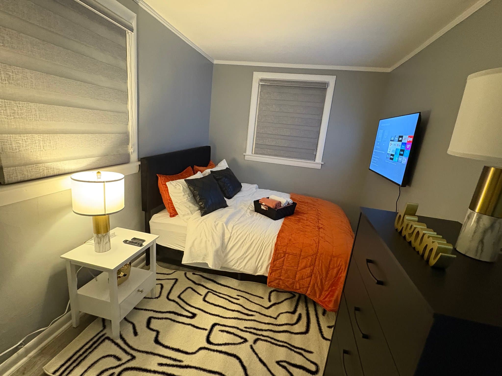 Chicago Apartment: 9206 S Phillips Ave