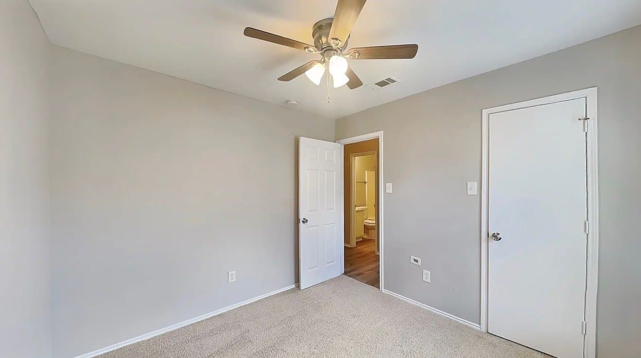 Dallas House: 1320 Cleardale Dr