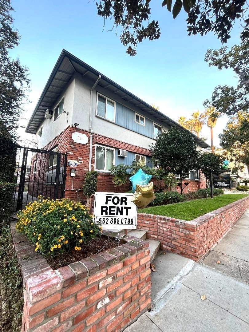 Pasadena Apartment: 251 N El Molino Ave