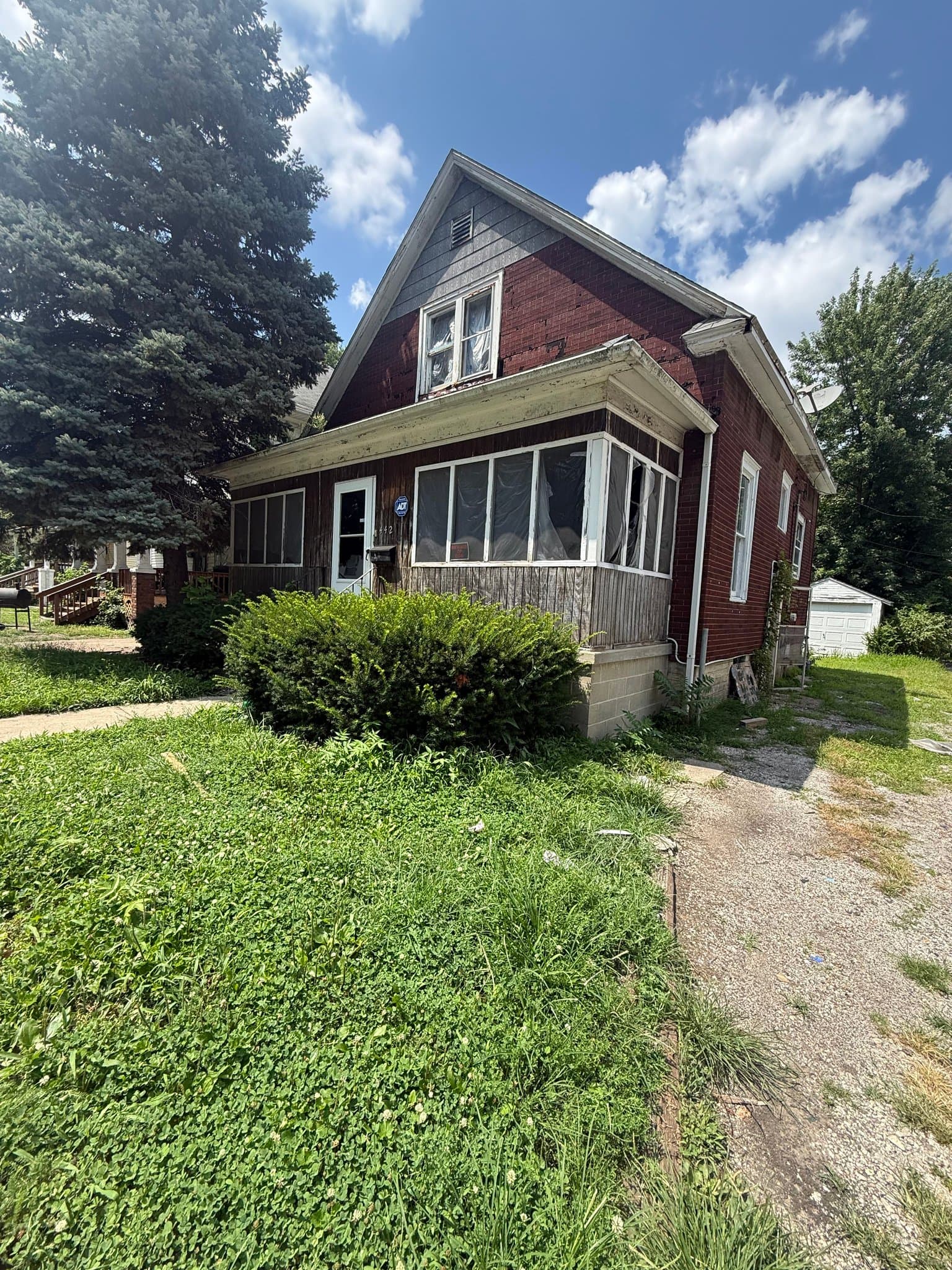 Decatur House: 442 W Division St
