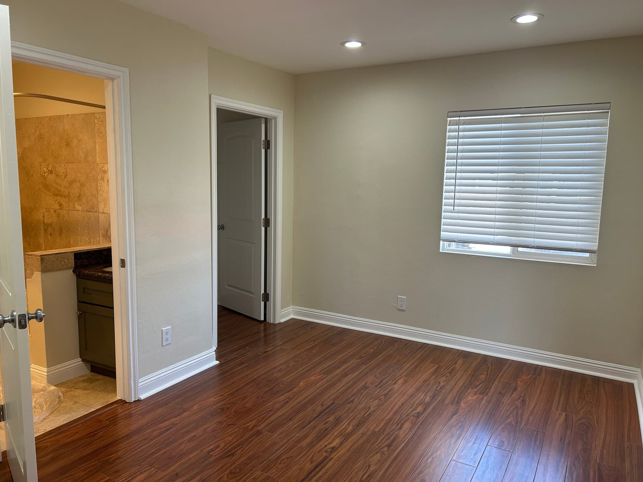 Los Angeles House: 1915 w vernon ave