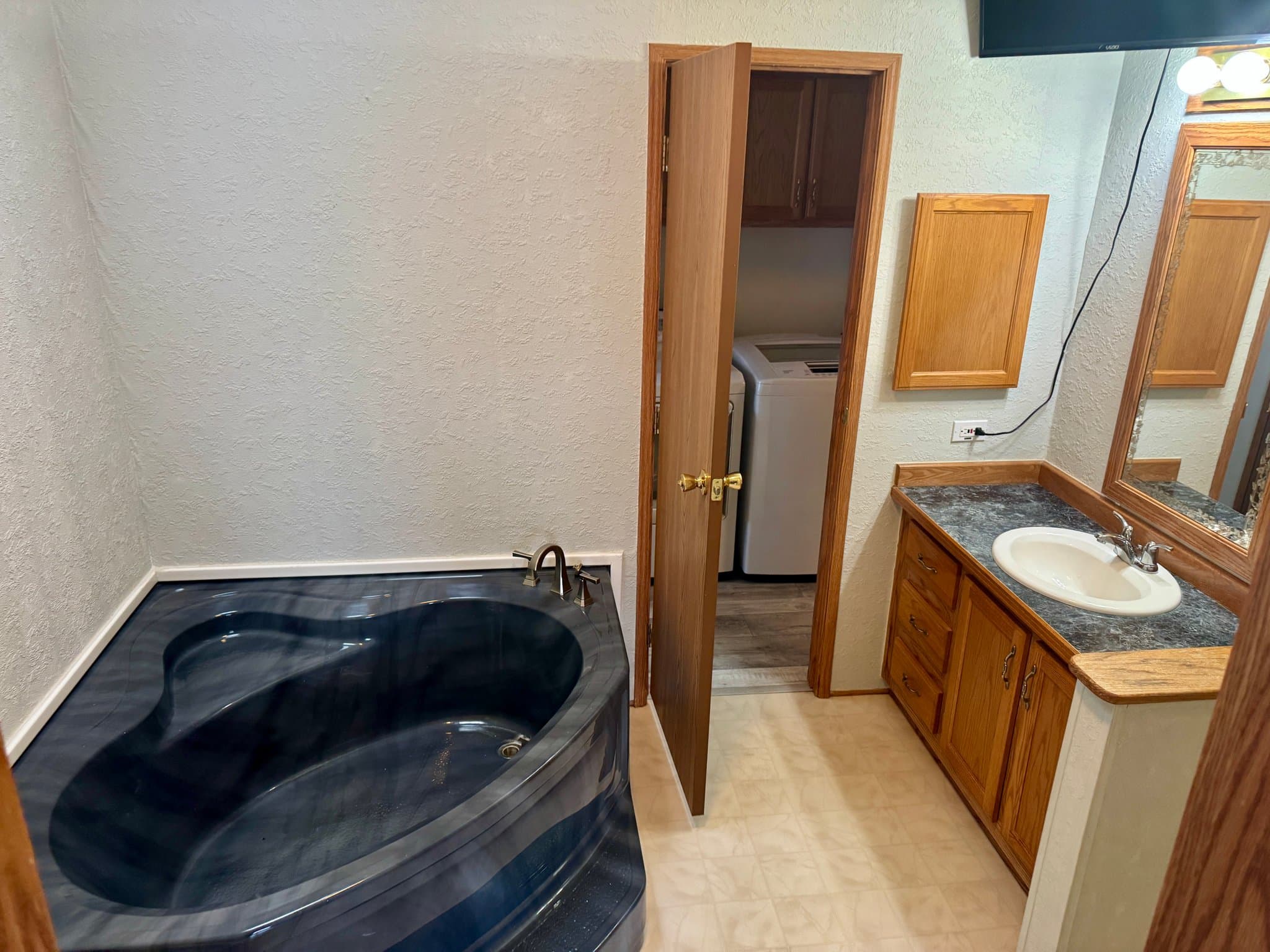 Litchfield House: 57975 226th St