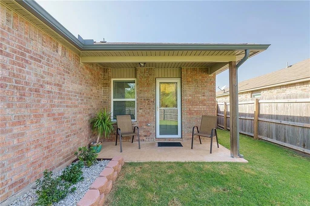 Village House: 10120 Sussex Pl