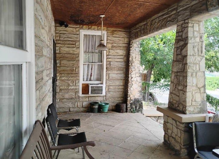 San Antonio House: 1816 E. Houston St.