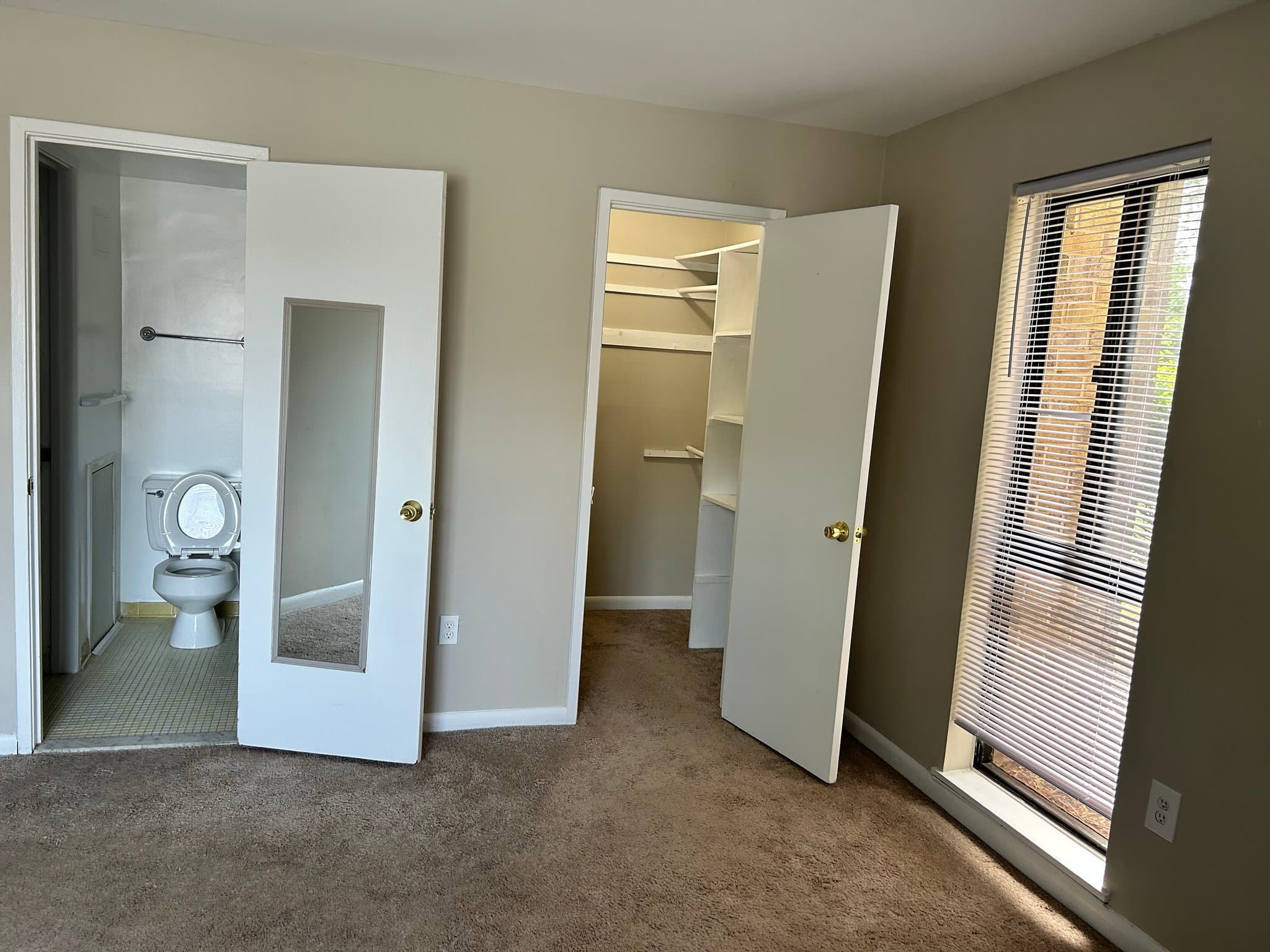 Columbia Apartment: 5488 cedar lane