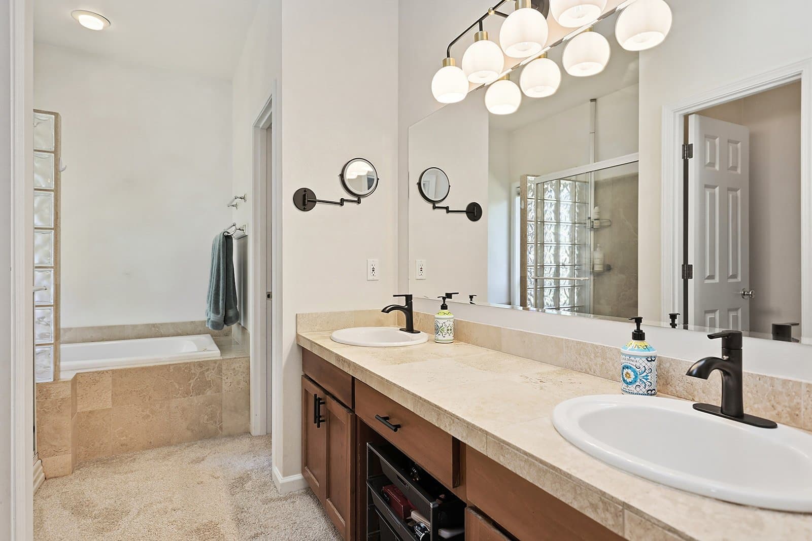 White Salmon House: 172 Palos Verdes