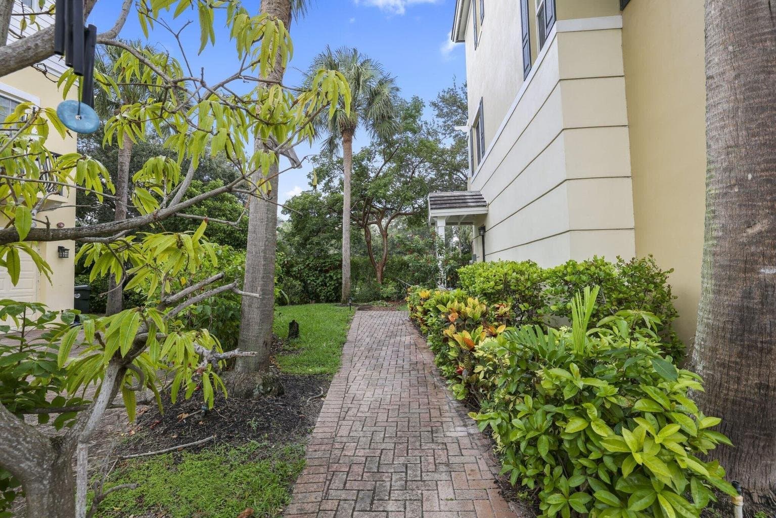 Boca Raton Townhome: 616 NW 38th Circle