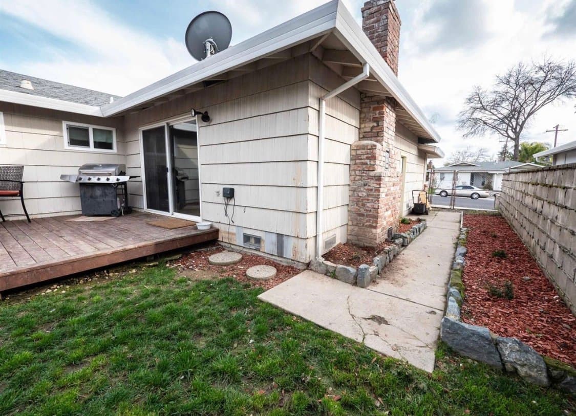 Roseville House: 210 Canterbury Ave