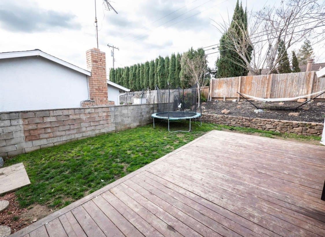 Roseville House: 210 Canterbury Ave