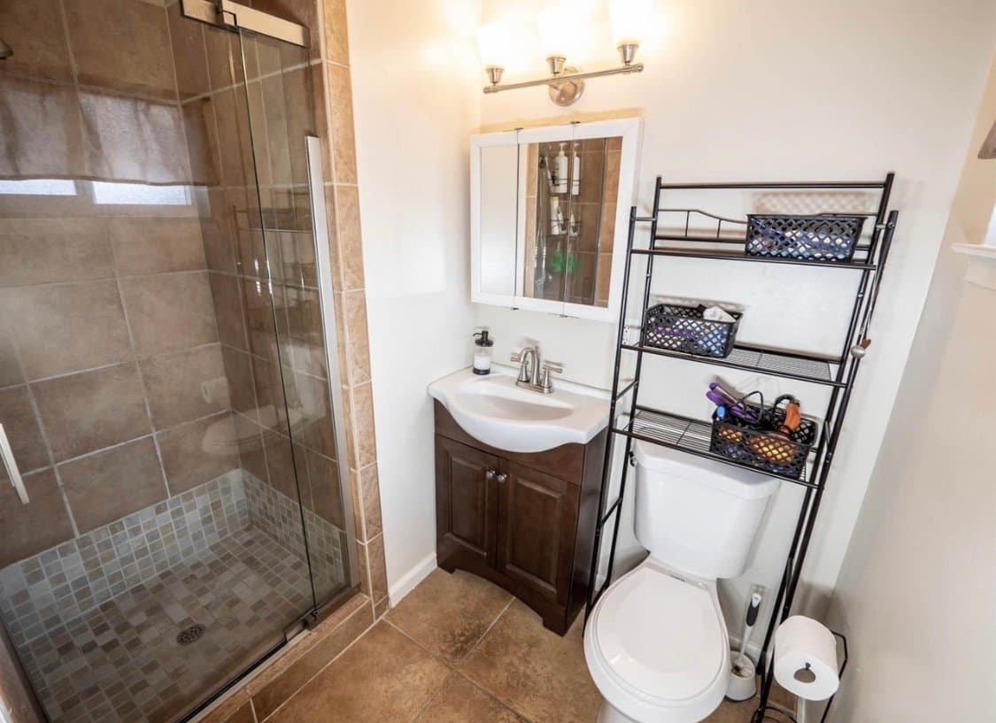 Roseville House: 210 Canterbury Ave