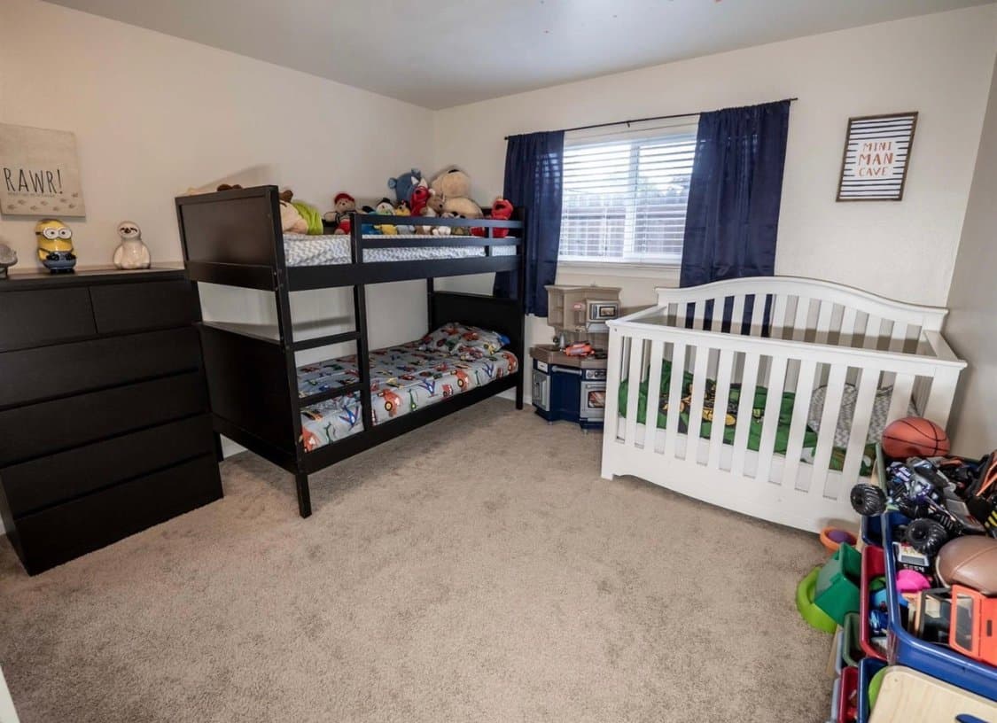 Roseville House: 210 Canterbury Ave