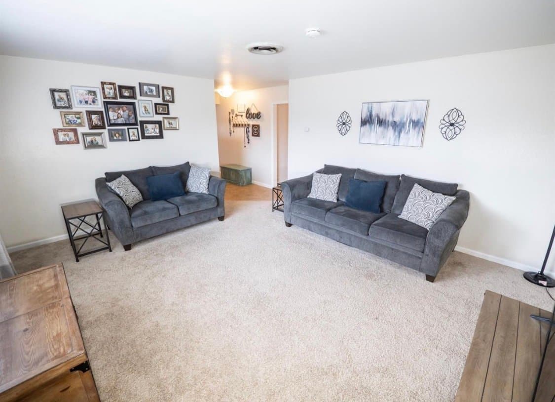 Roseville House: 210 Canterbury Ave