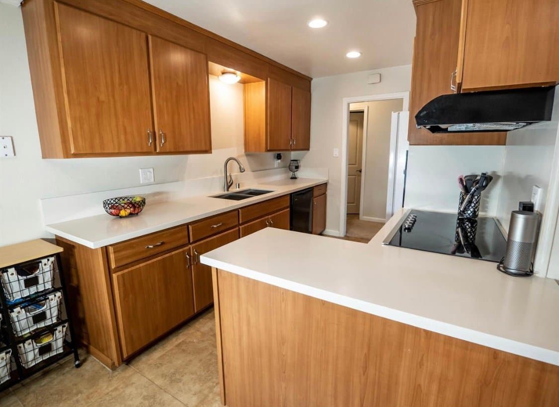 Roseville House: 210 Canterbury Ave
