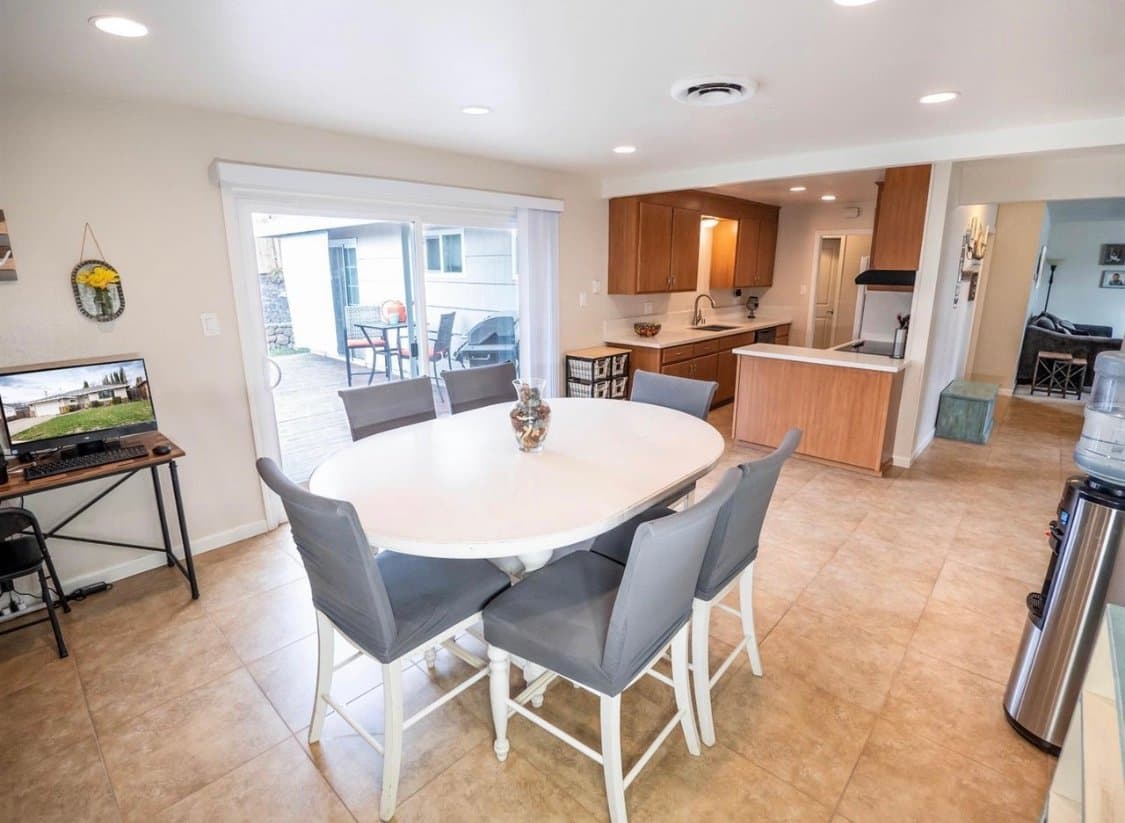 Roseville House: 210 Canterbury Ave