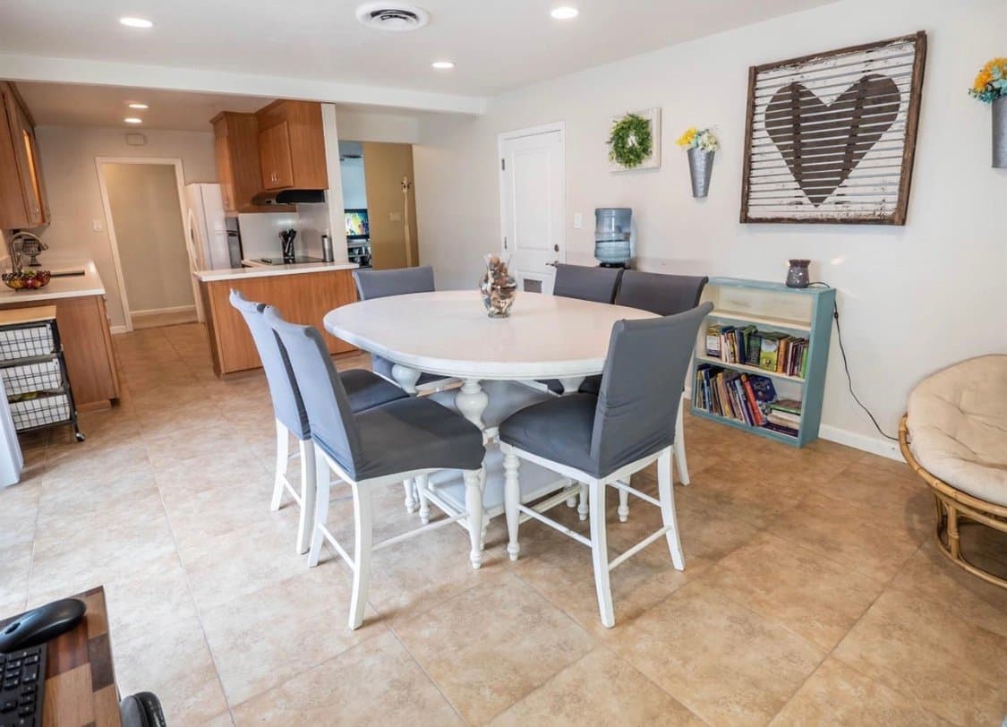 Roseville House: 210 Canterbury Ave