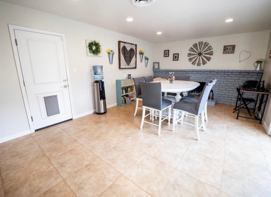Roseville House: 210 Canterbury Ave